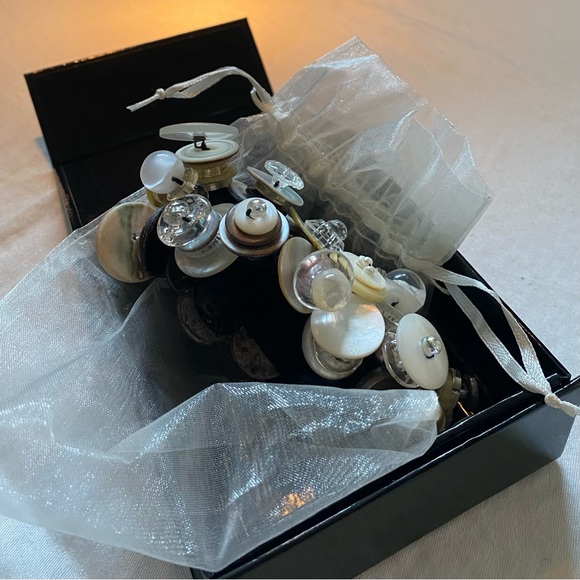 Button Bracelet - Picture 7 of 9